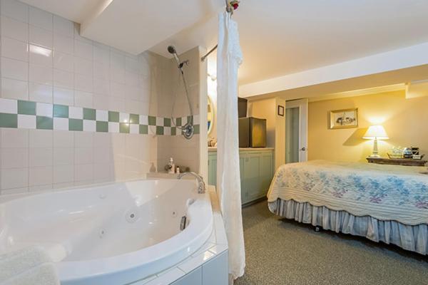 Kingsley House Bed & Breakfast - Full Home Fennville Esterno foto